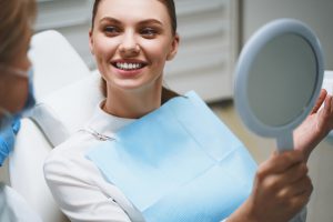 Implanty zębów - czy warto je mieć? Stomatolog dentysta implantolog